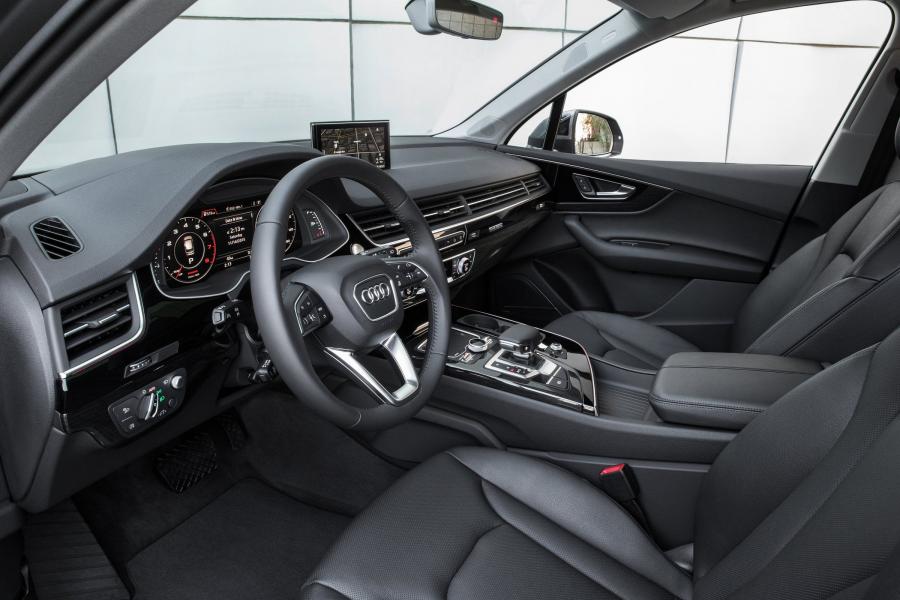 Интерьер Audi Q7 TFSI Quattro (4M) 2016 года  (NA) (фото 18 из 40)